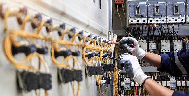 Professional Electrician technician working in Kenwood Estates, FL
